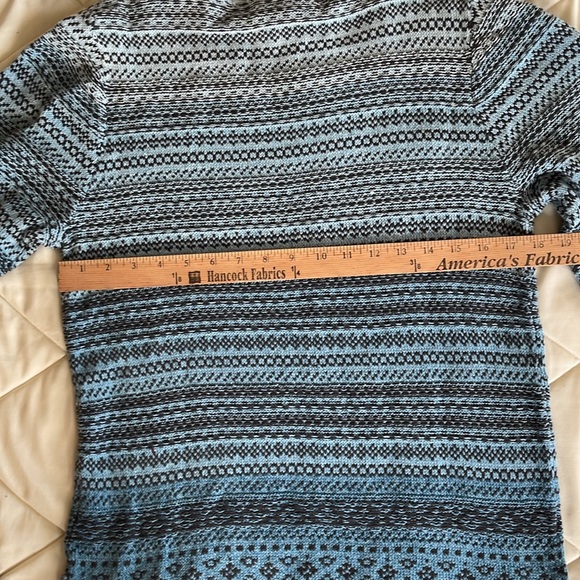 Woolrich women’s small blue print tie neck like new pull over sweater - Picture 7 of 7